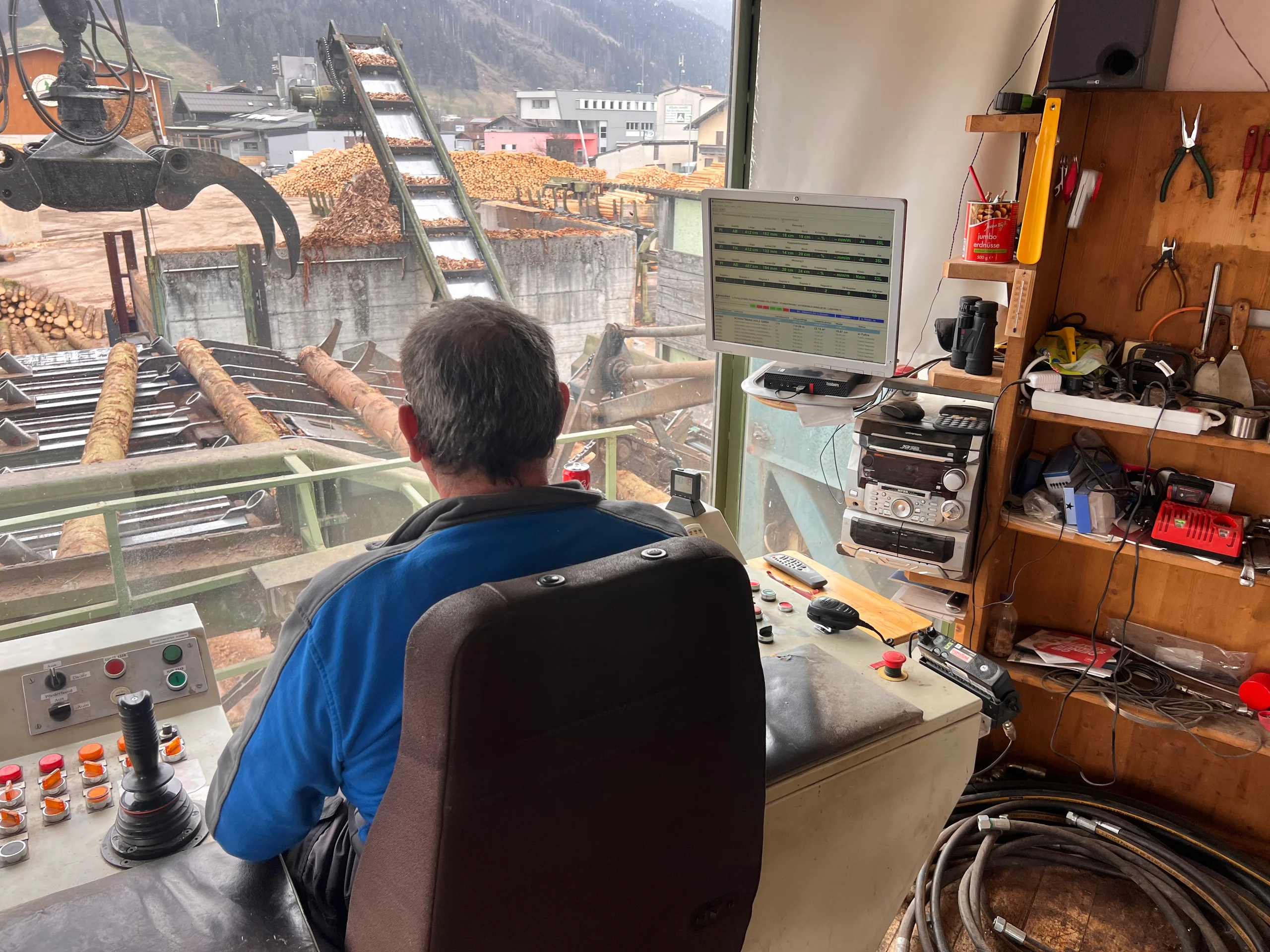 Log sorting plant with debarker - Image 14