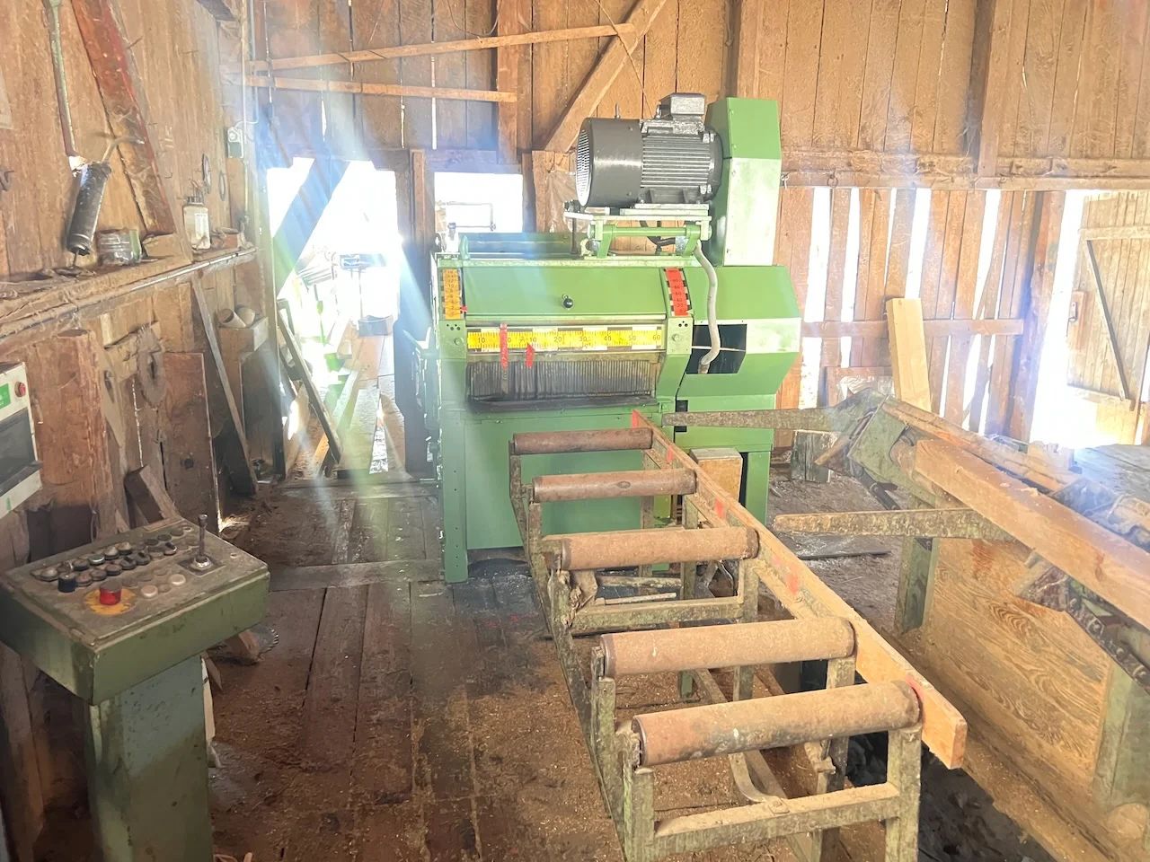 Trimming and resawing saw